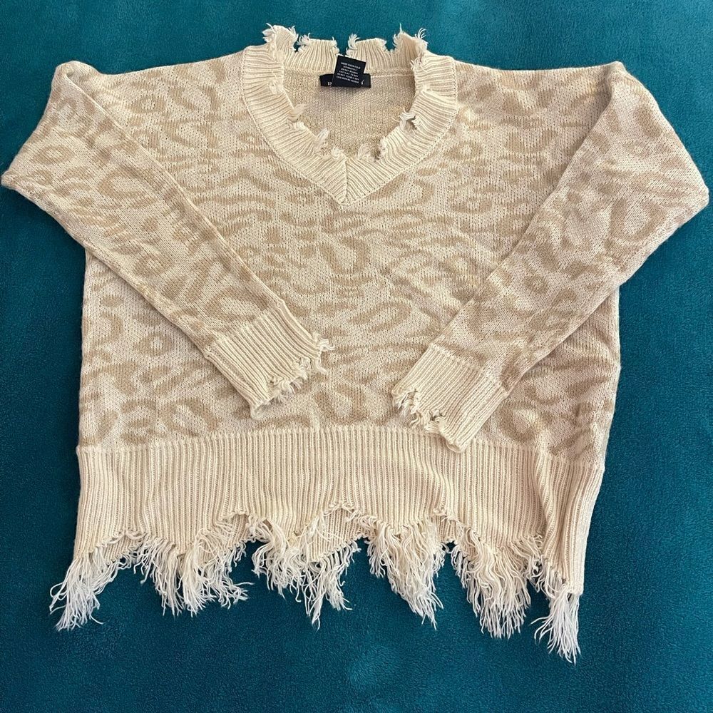 Runway 7‎ distressed beige leopard v neck sweater, size small